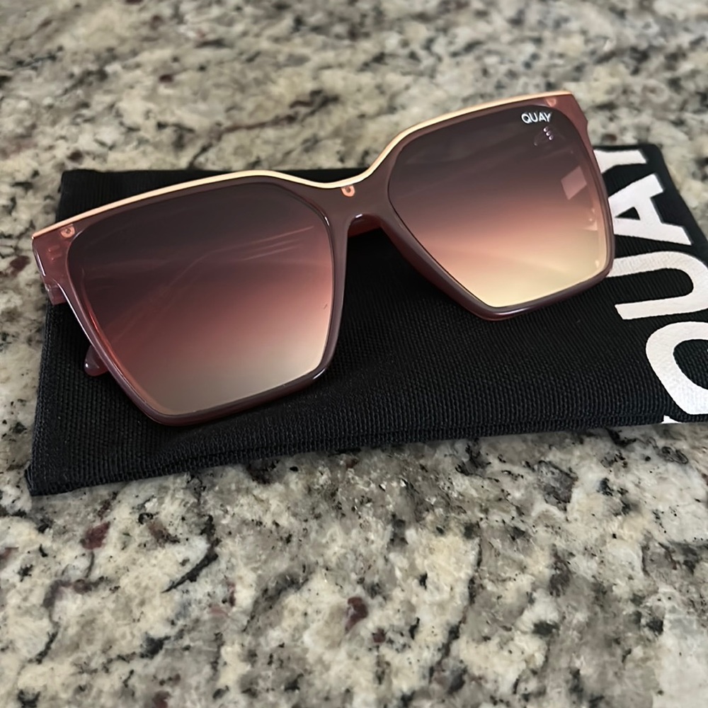 Quay Level Up (Milk Rose/Navy Rose)